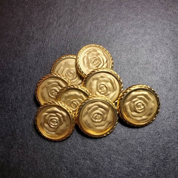 Metal Shank Buttons Flower in Gold Tone - Picture 2 of 7